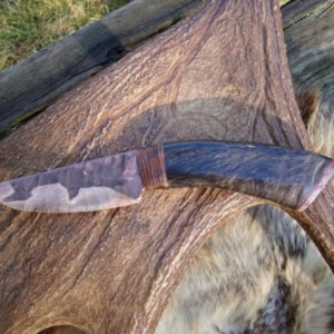 FLINT KNAPPED BLADE GOAT HORN HANDLE FOSSIL CORAL POMMEL CAP