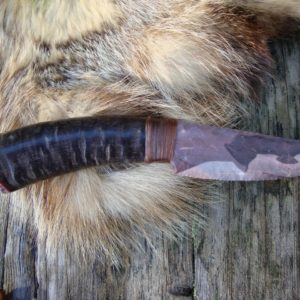 FLINT KNAPPED BLADE GOAT HORN HANDLE FOSSIL CORAL POMMEL CAP