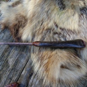 FLINT KNAPPED BLADE GOAT HORN HANDLE FOSSIL CORAL POMMEL CAP