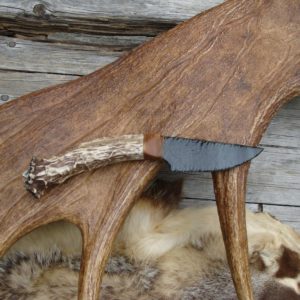 FLINT KNAPPED OBSIDAN BLADE CARVED ANTLER HANDLE KNIFE